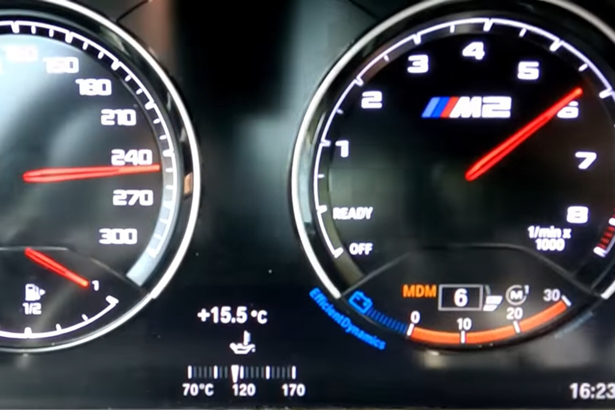 5_BMW M2 계기판_YouTube 'Misha Charoudin'.jpg