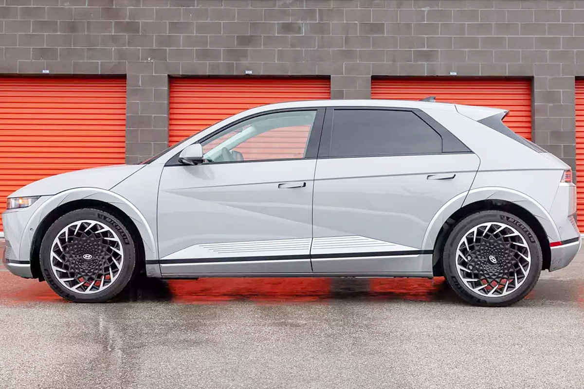 4_현대 아이오닉 5_Cars com.jpg