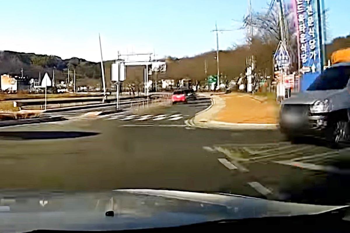 회전교차로 사고 사진 출처 = 유튜브 채널 '한문철TV'.jpg