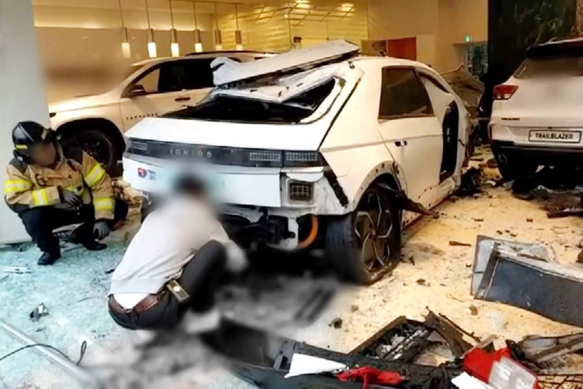 2_현대 아이오닉 5 택시 쉐보레 전시장 돌진 사고_온라인 커뮤니티.jpg