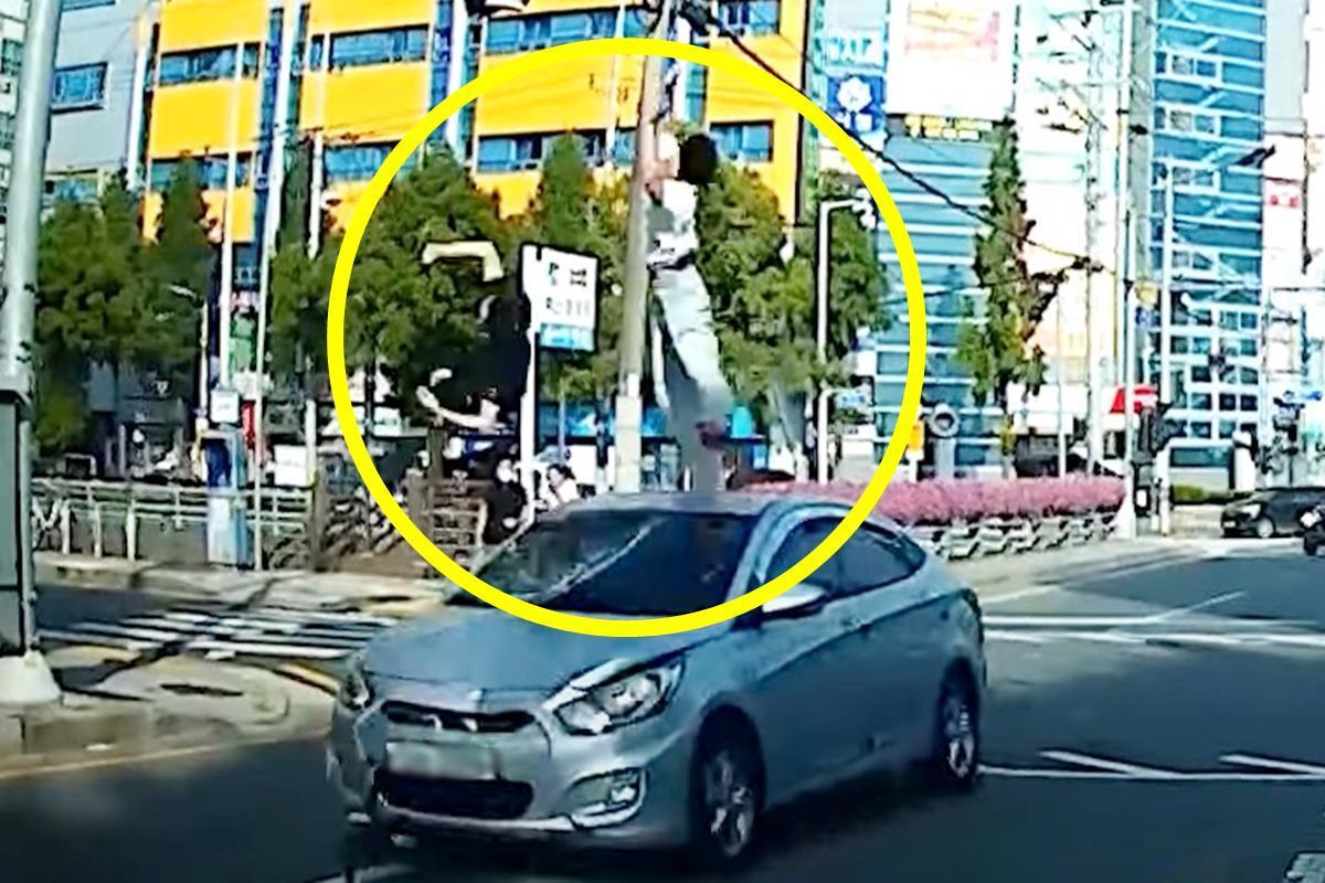 킥보드를 타고 무단횡단하다 사고가 난 사례 사진 출처 = 유튜브 채널 '일상속영상'.jpg