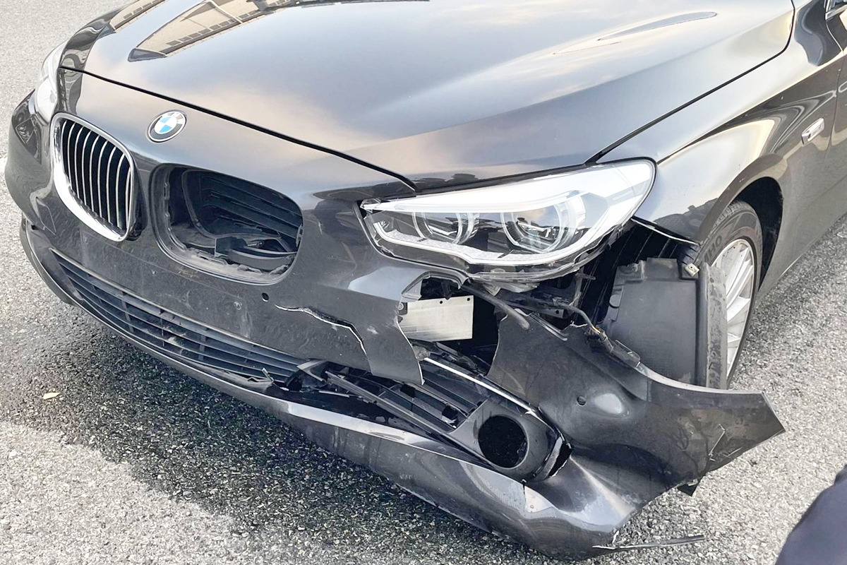 4_로드킬로 파손된 차량(사건과 무관함)_클리앙.jpg