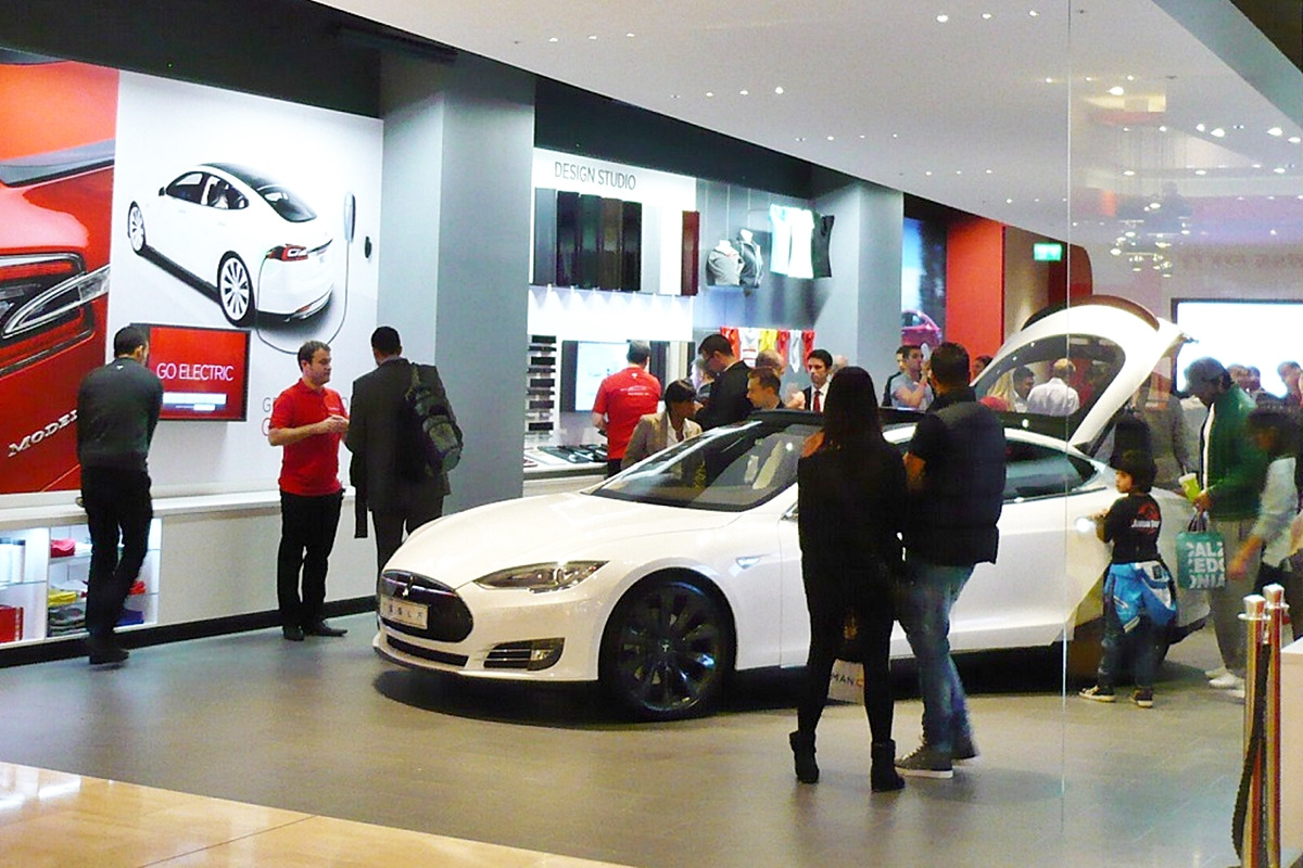 6_테슬라 전시장_Green Car Reports.jpg