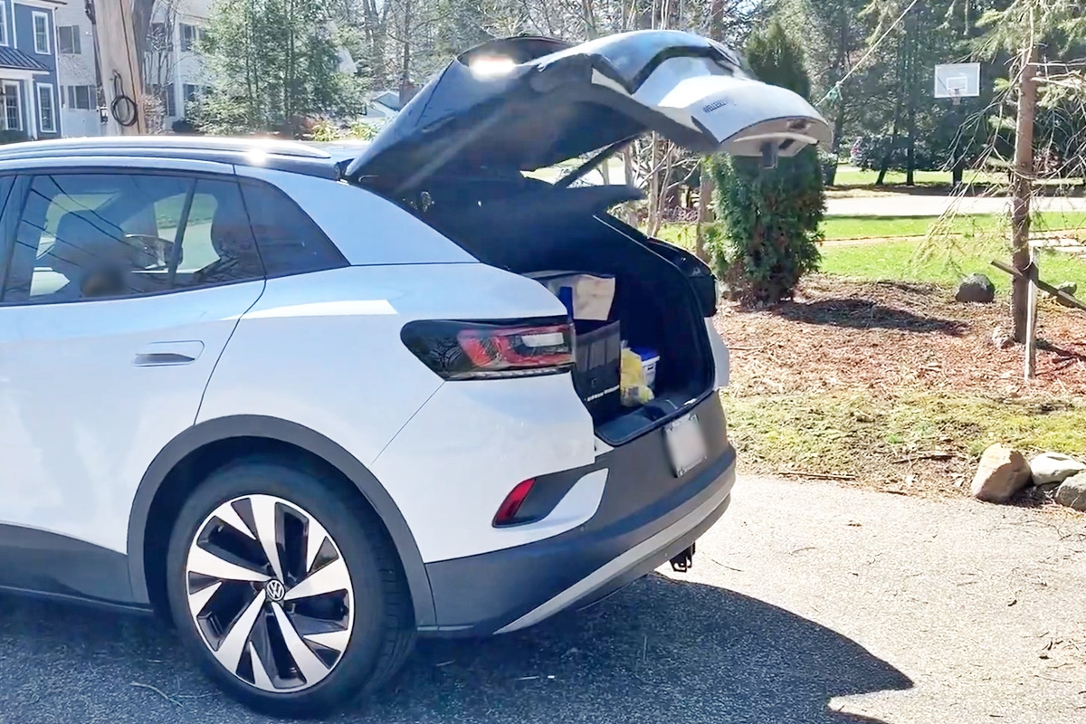 5_폭스바겐 ID.4 전동 트렁크_유튜브 채널 'EV Tips And Tricks'.jpg