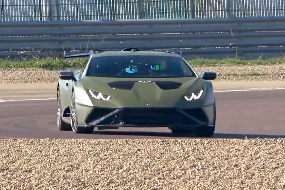 2_페라리 피오라노 트랙에서 주행 중인 람보르기니 우라칸 STO_유튜브 채널 'Varryx'.jpg