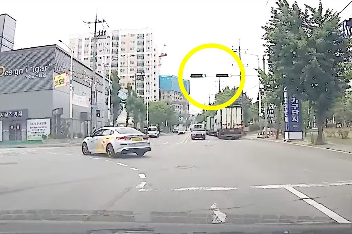 직진 신호에 좌회전한 택시 사진 출처 = 유튜브 채널 '그것이 블랙박스'.jpg