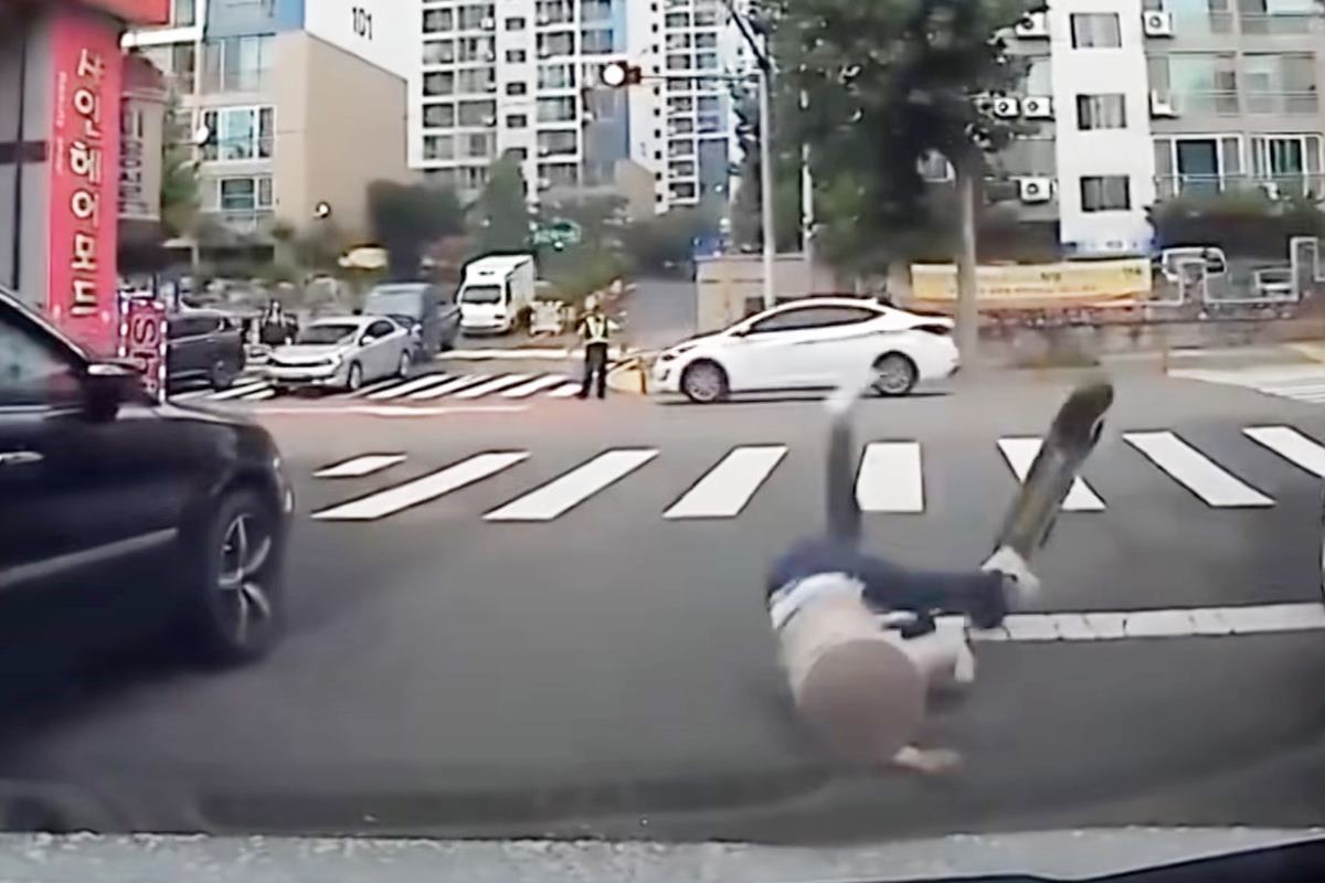 차에 놀라서 넘어지는 킥보드 사진 출처 = Youtube '한문철TV'.jpg