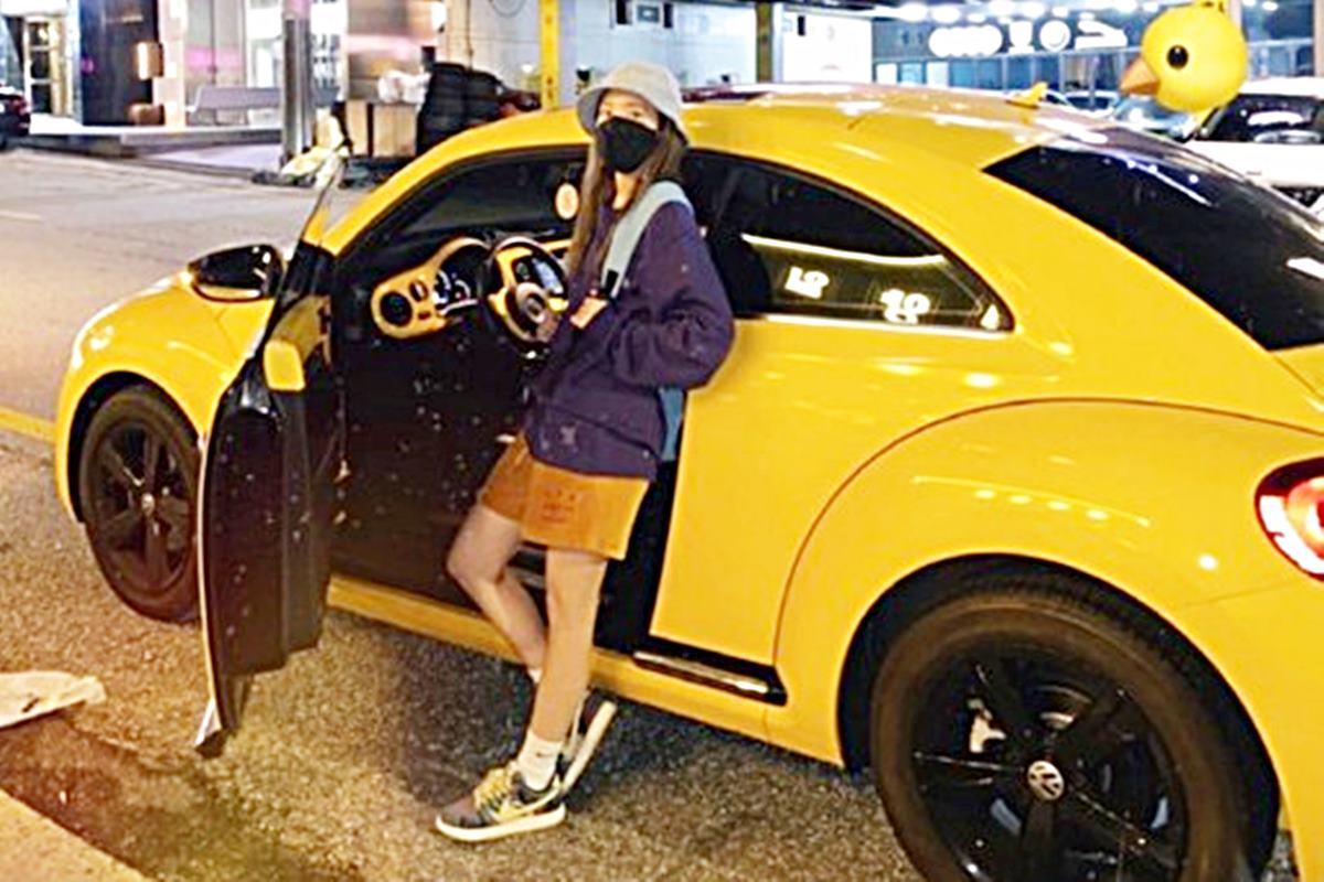 폭스바겐 비틀을 타는 산다라박 사진 출처 = '산다라박 인스타그램'.jpg