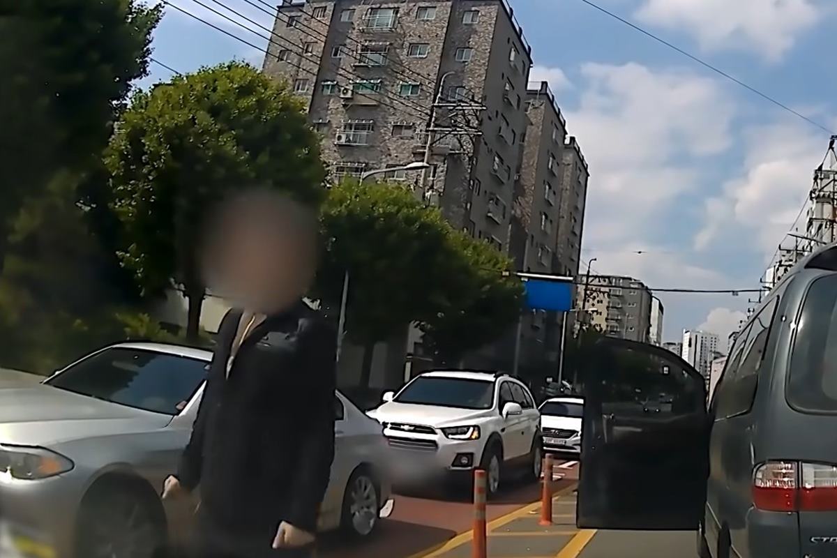 2차선 좌회전을 하고는 시비를 거는 가해자, 사건과 무관한 사진 사진 출처 = 유튜브 채널 '몇대몇블랙박스'.jpg