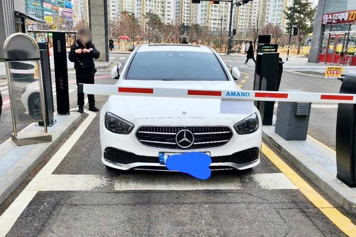 5_아파트 단지 입구에 주차한 민폐 차주(사건과 무관한 사진)_'보배드림'.jpg
