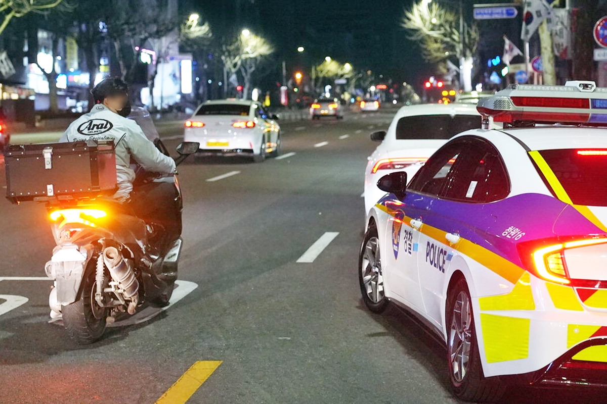 4_오토바이와 경찰차.jpg