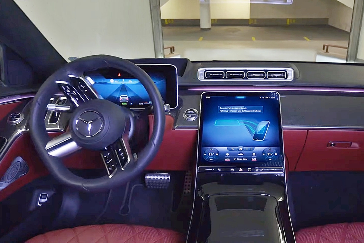 4_인텔리전트 파크 작동 중인 메르세데스-벤츠 S 클래스_유튜브 채널 '4Drive Time'.jpg