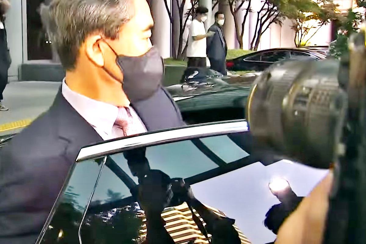 차에 타는 윤희근 경찰청장 KBS.jpg