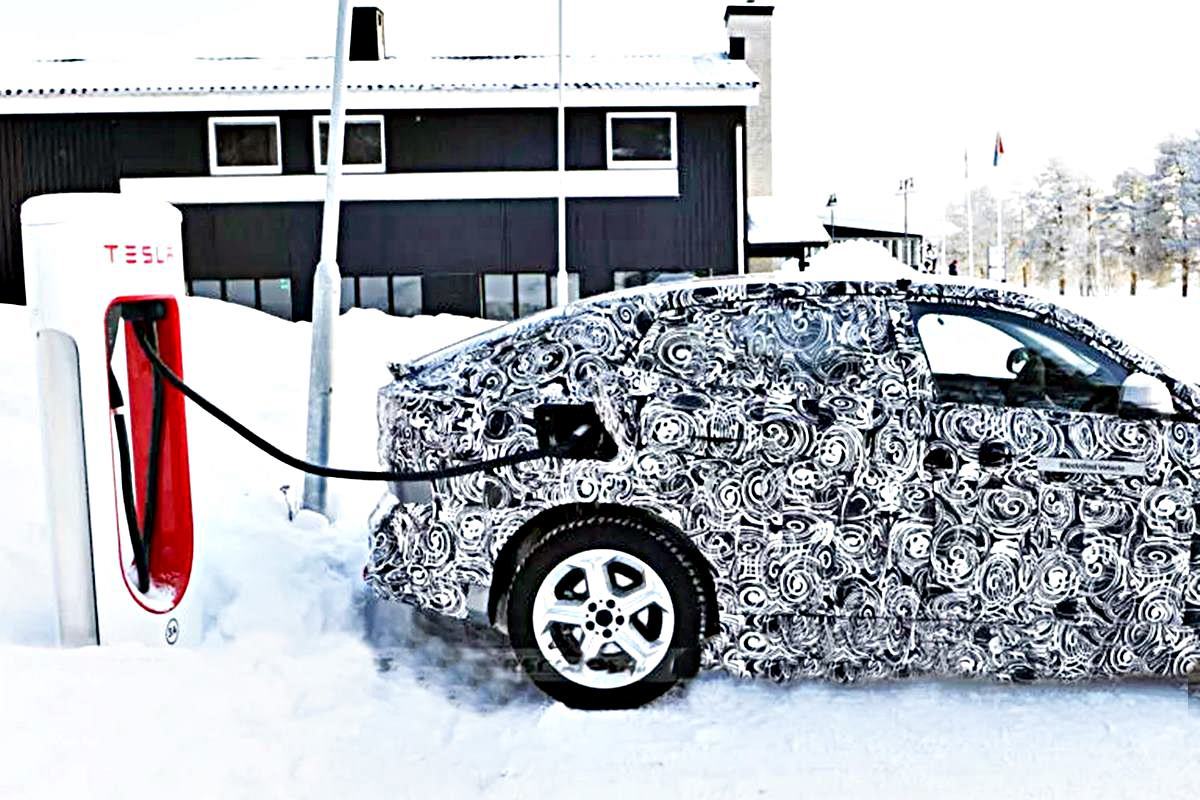 수퍼차저를 사용하고 있는 BMW iX2 프로토타입 Carscoops.jpg