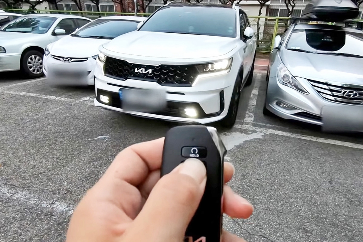 6_원격 스마트 주차 보조_유튜브 채널 'ZIZU'.jpg