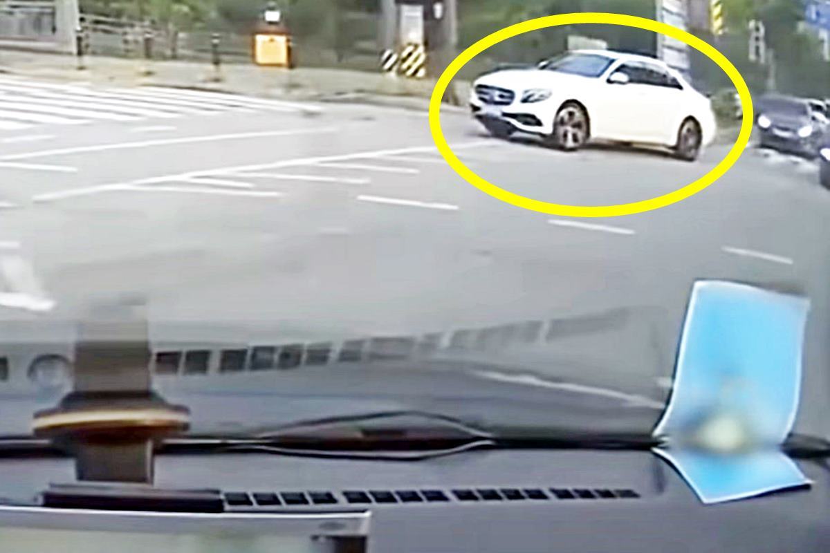 크게 돌아 옆차선 차와 추돌하는 사고 사례 블밥맛집.jpg