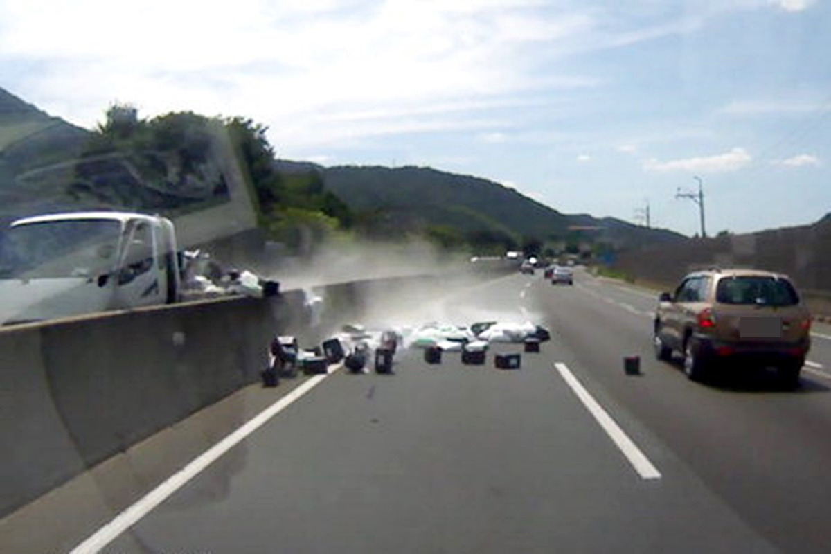 고속도로 낙하물 사고 2.jpg