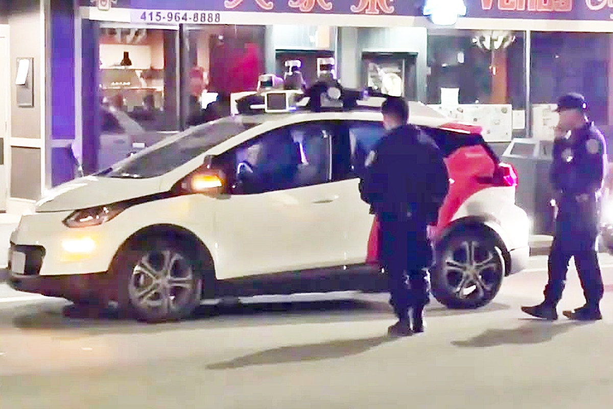 0_자율주행 택시 단속하는 경찰(사건과 무관한 사진)_Business Insider.jpg