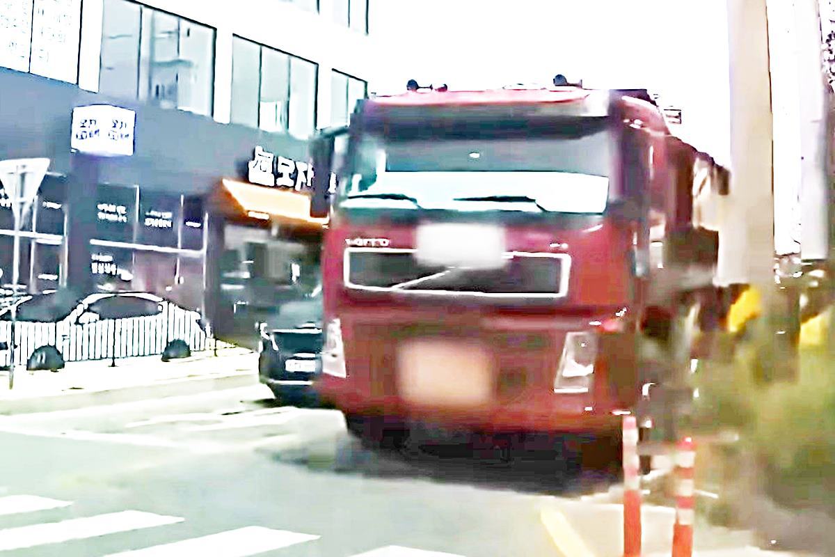 사각지대에서 역주행으로 튀어나오는 트럭 사진 출처 = Youtube '한문철TV'.jpg