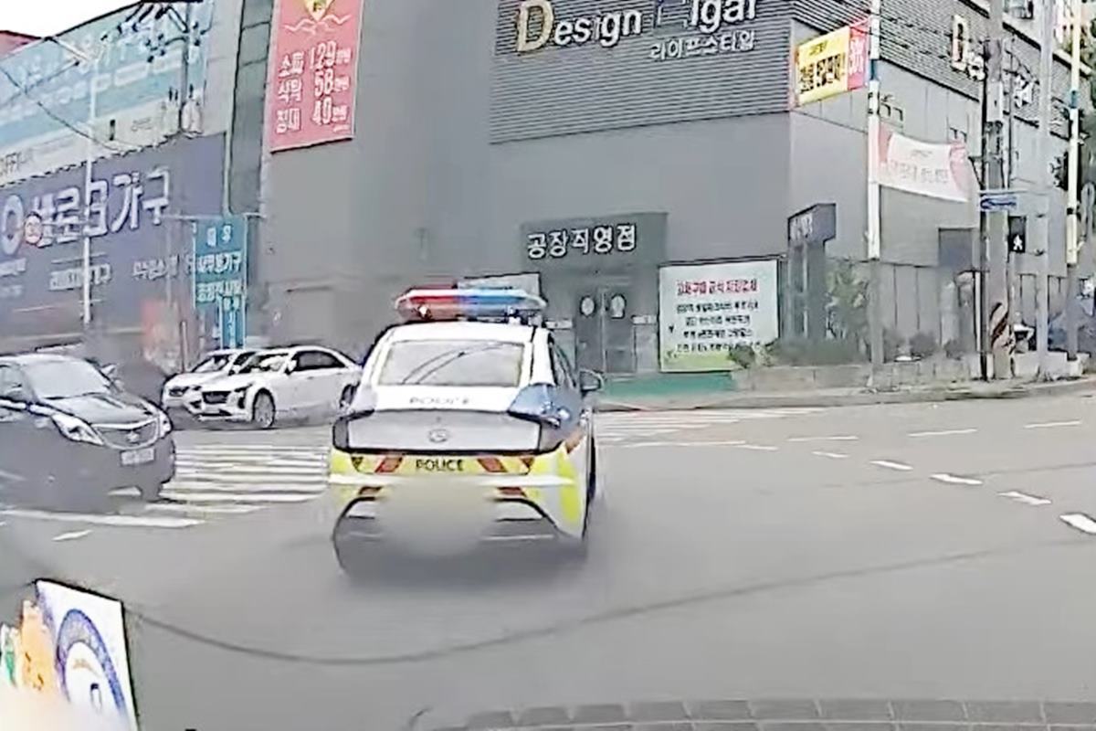 빠르게 택시를 추격하는 경찰차 사진 출처 = 유튜브 채널 '그것이 블랙박스' 2.jpg
