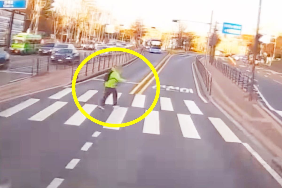 버스에 가려져있다 나타난 무단횡단자 Youtube 한문철TV.jpg