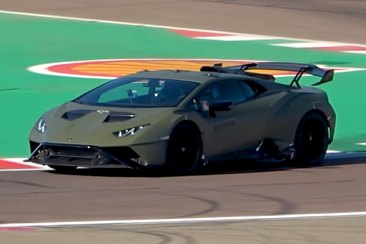 3_페라리 피오라노 트랙에서 주행 중인 람보르기니 우라칸 STO_유튜브 채널 'Varryx'.jpg