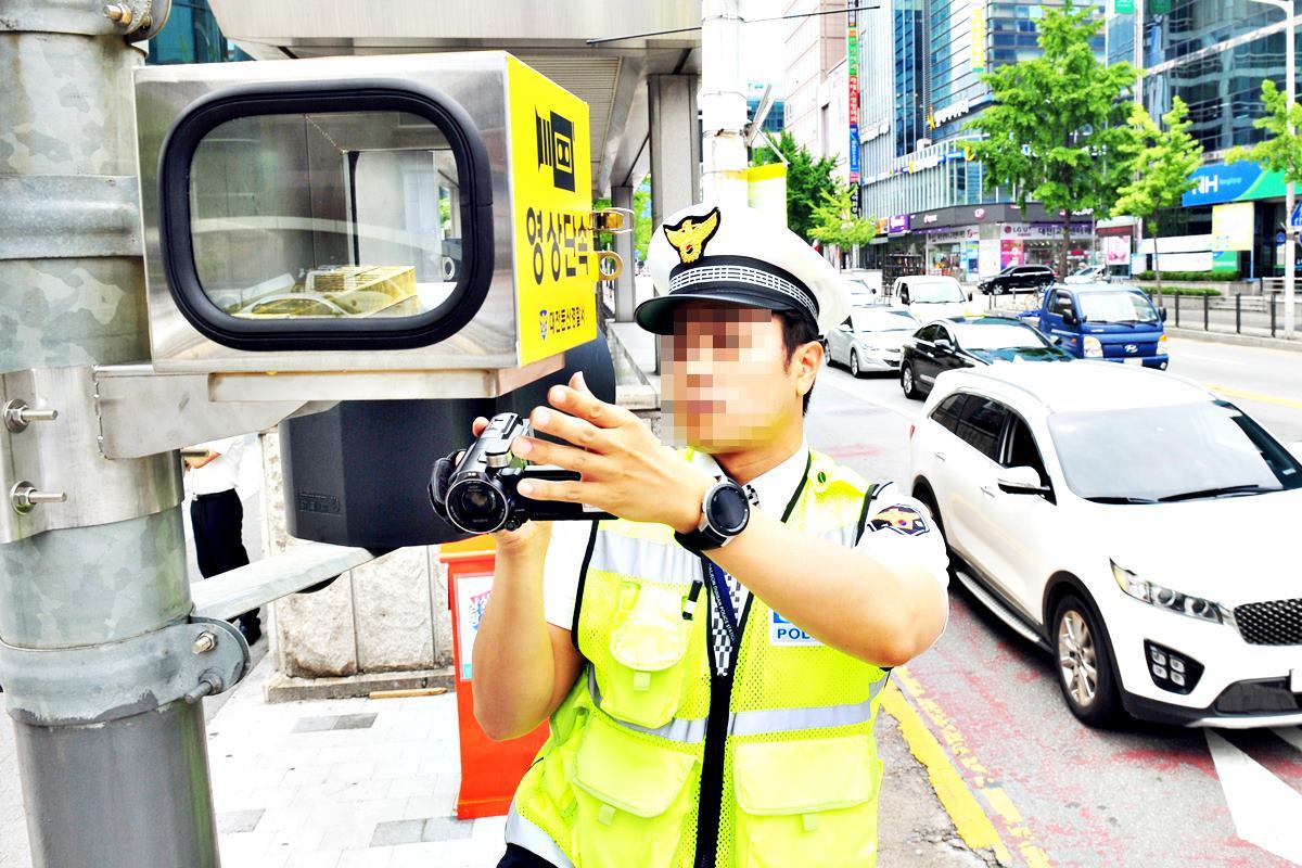 꼬리물기를 단속하는 경찰 사건과 무관한 사진 금강일보.jpg