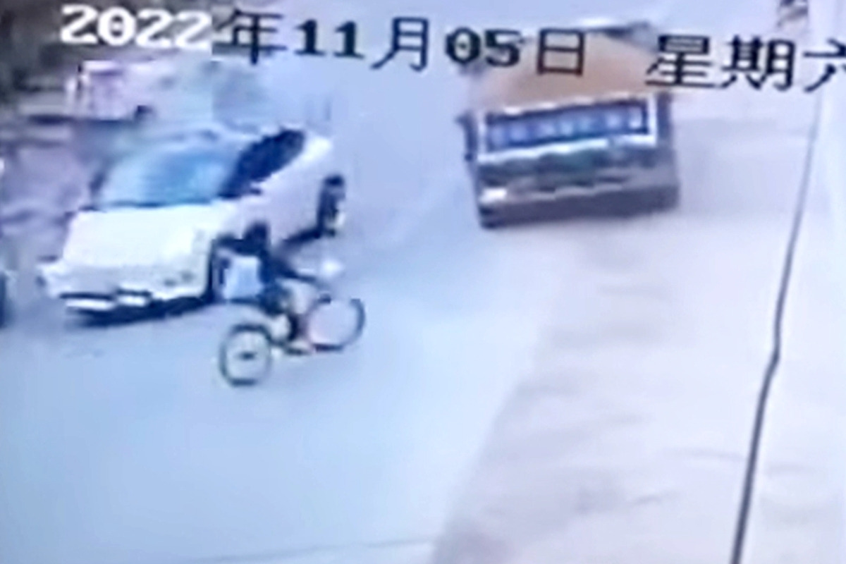 3_중국 테슬라 급발진 의심 사고 CCTV_웨이보.jpg