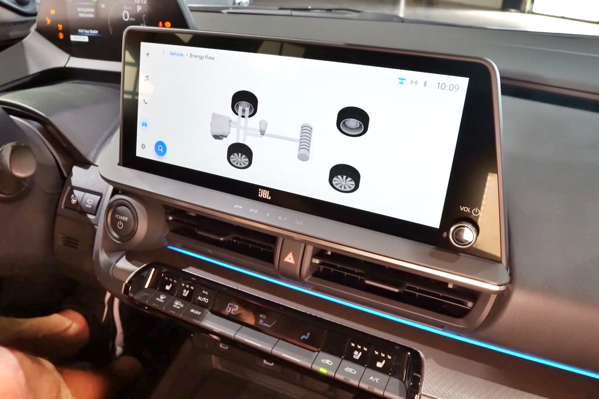 5_토요타 프리우스 센터 디스플레이_유튜브 채널 'Raiti's Rides'.jpg