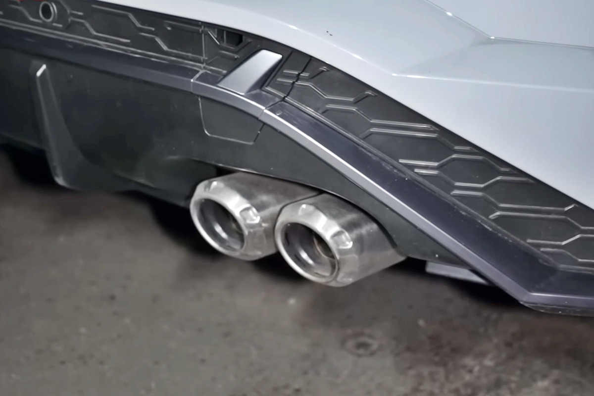 8_신형 코나 N 라인 머플러 팁_유튜브 채널 '우파푸른하늘Woopa TV'.jpg