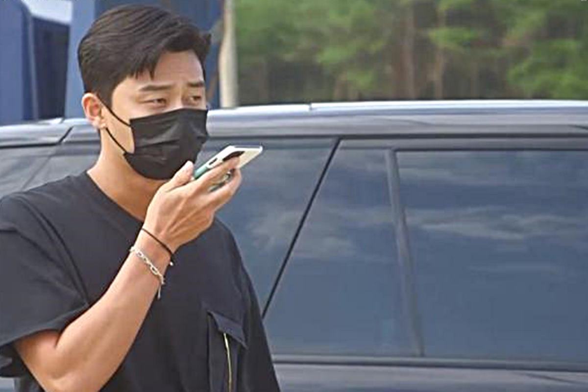 박서준과 레인지로버 사진 출처 = '여름방학'.jpg