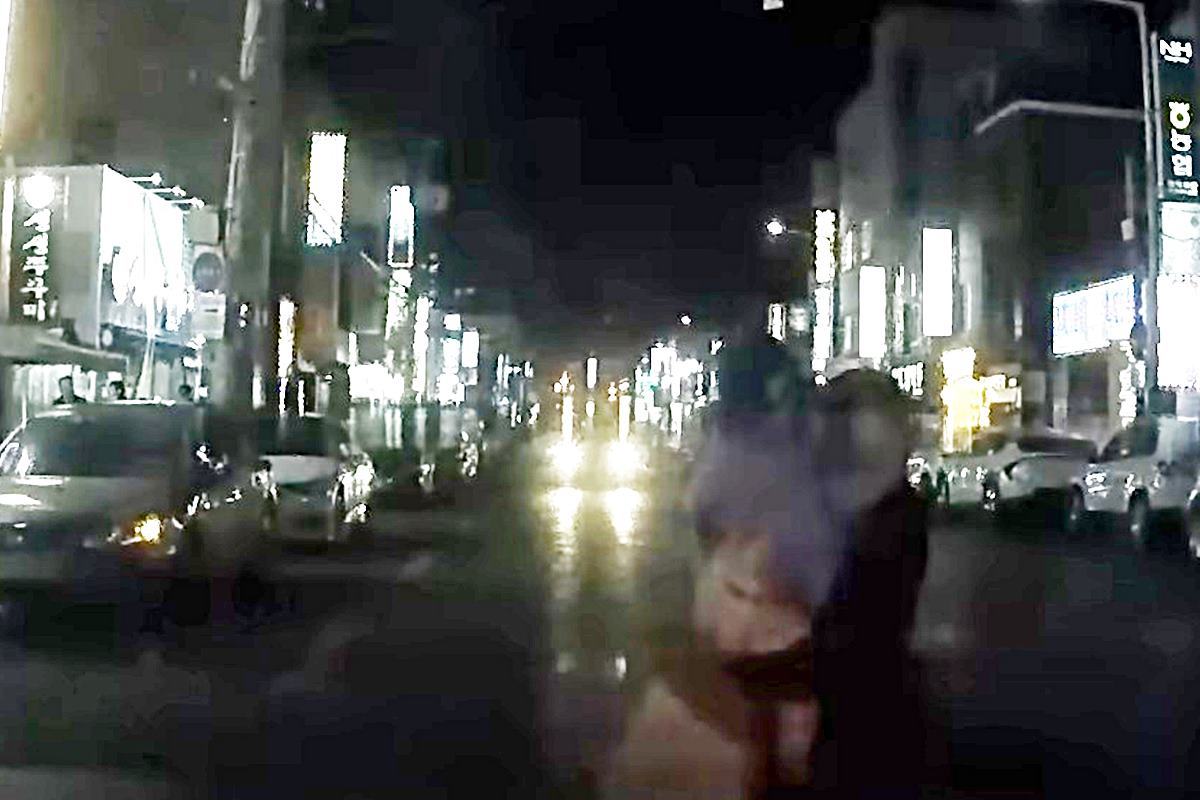 아이를 안고 무단횡단을 한 사례 사진 출처 = Youtube '한문철TV'.jpg