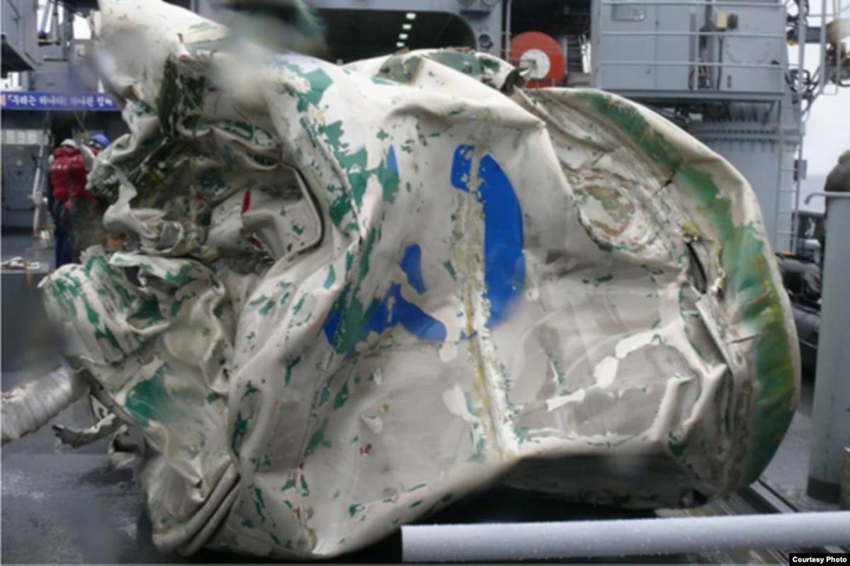 추가로 수거한 로켓 잔해 VOA.jpg