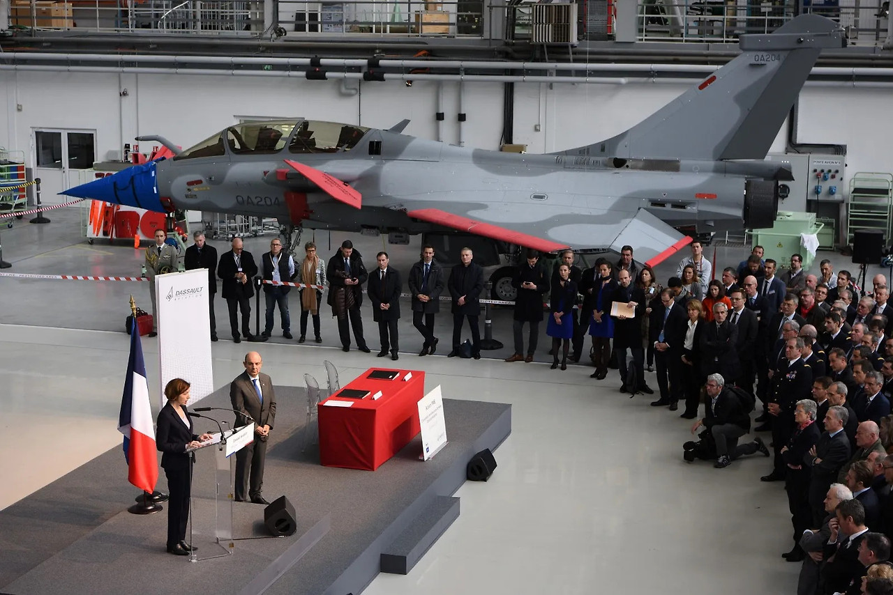 라팔 F4 수주를 발표하는 다쏘 사진 출처 = 'Oplndia'.jpg