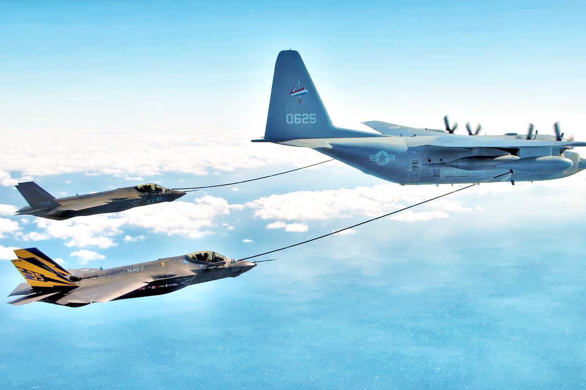 F-35 두 기를 급유하는 KC-130J NewAtlas.jpg