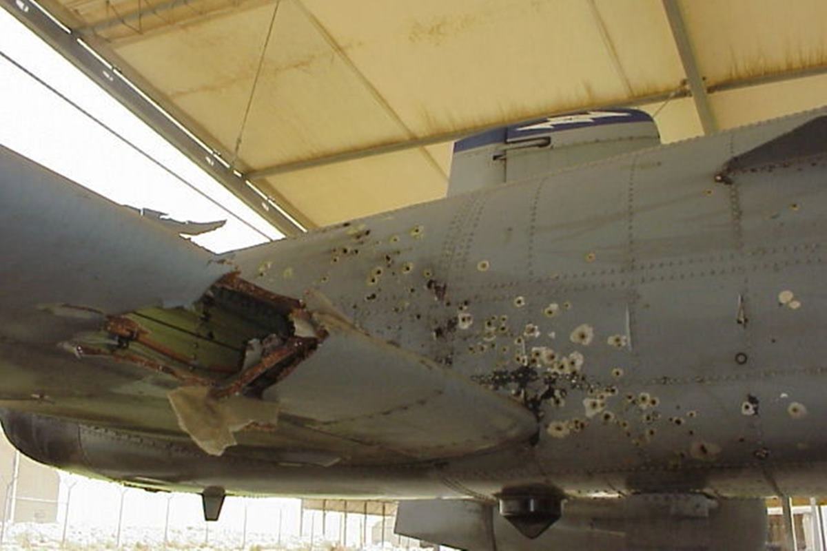 피탄 및 피격을 맞아도 버틴 a-10 전투기.jpg