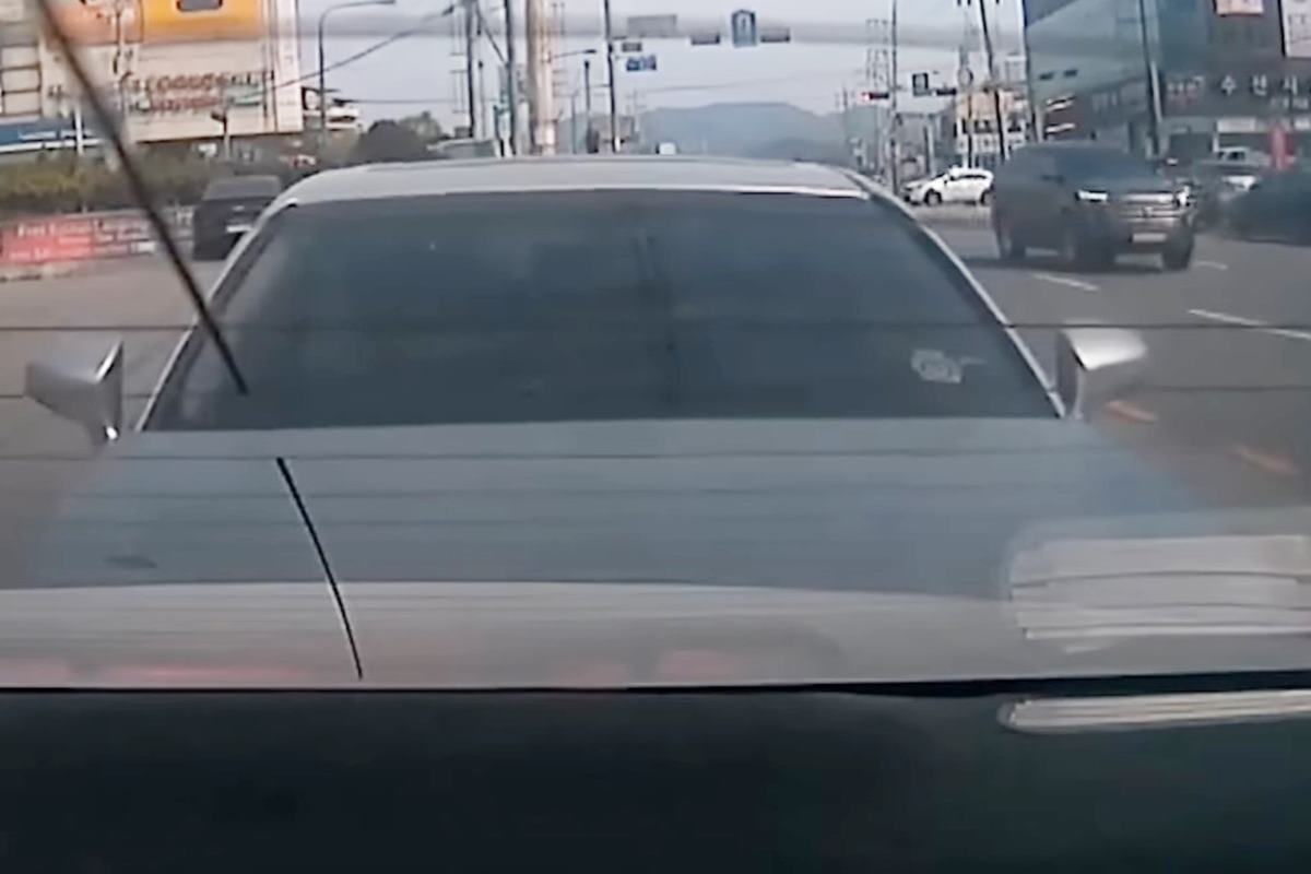 후진 중 렉서스와 추돌한 제보자 사진 출처 = 유튜브 채널 '한문철TV''.jpg