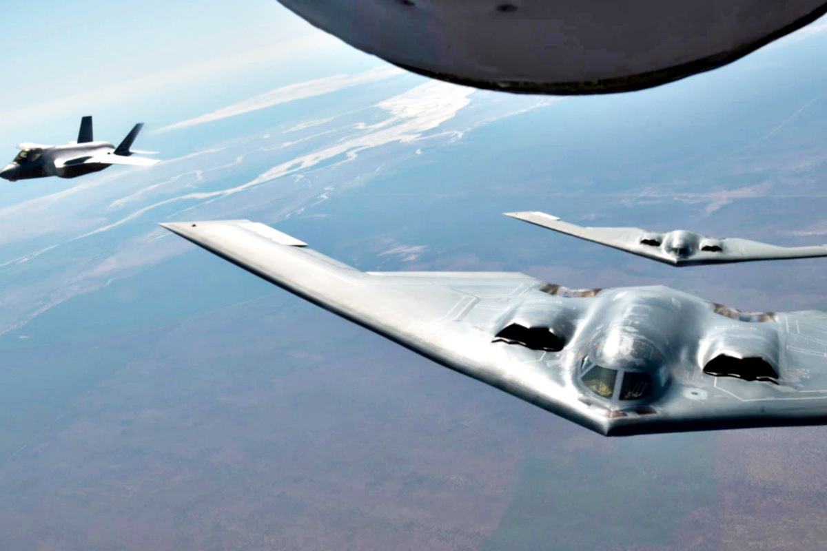 F-35와 합동 훈련 중인 B-2 폭격기 VOA.jpg