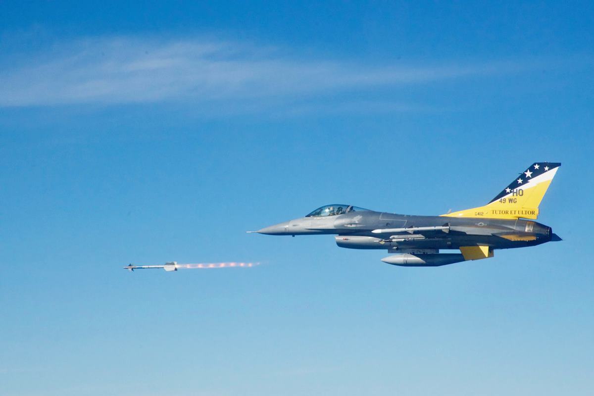 AIM-9X를 발사하는 F-16 전투기 사진 출처 = 'Air Force Technology'.jpg