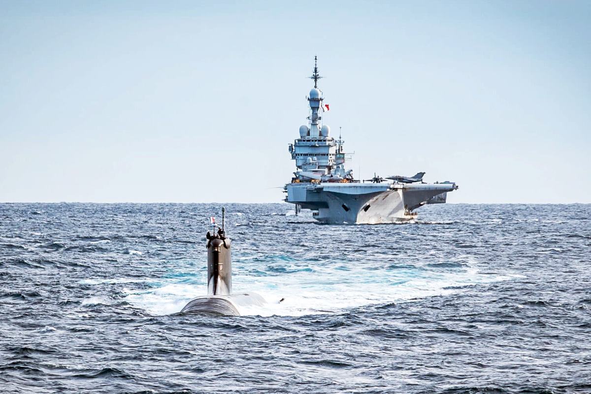 항공모함을 호위하는 쉬프랑급 잠수함 NavalNews.jpg
