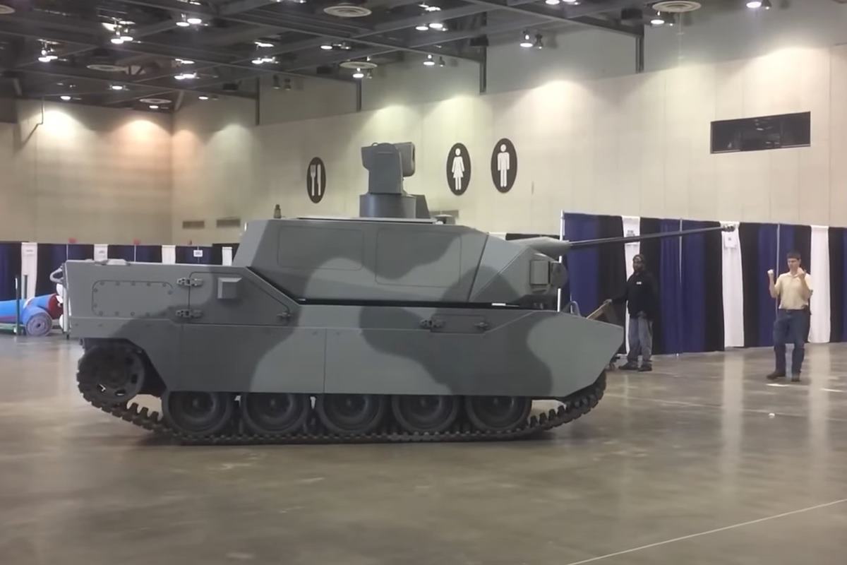 처음 시제품으로 제작된 블랙 나이트 유튜브 Dark Tech.jpg