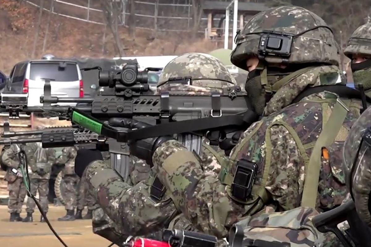 훈련 중인 이기자 부대.jpg