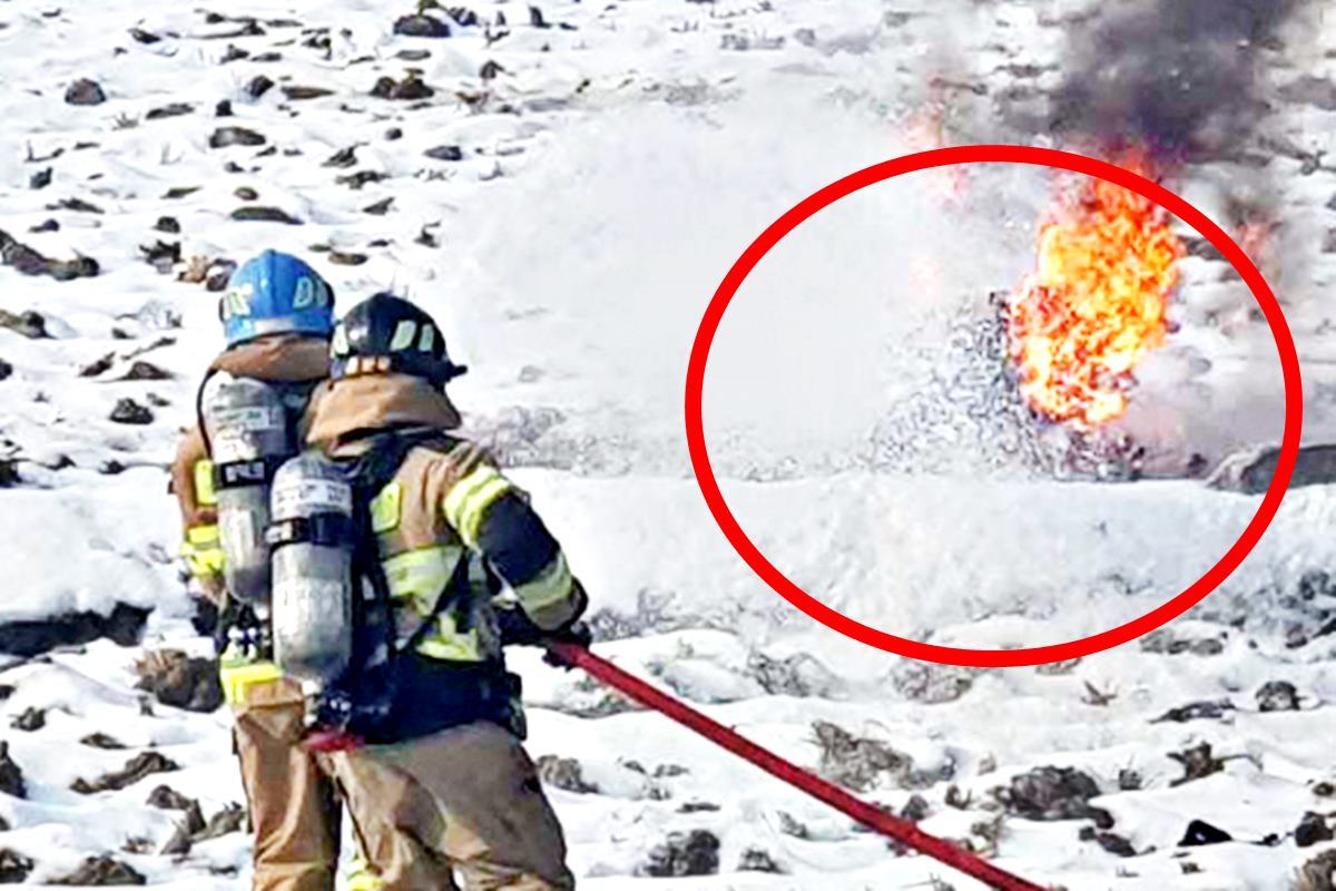 추락 후 발생한 화재를 진압 중인 소방관들 서울신문.jpg