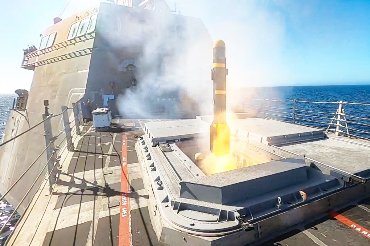 헬파이어 지대공 미사일을 발사하는 USS 몽고메리 호 미 해군.jpg