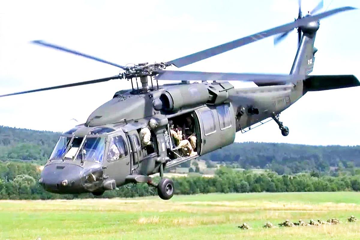 UH-60 블랙호크 유튜브 AiirSource Military.jpg