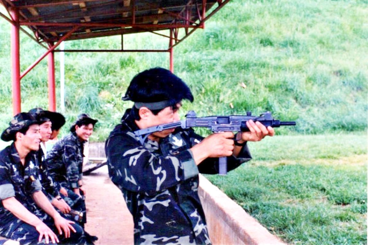 우지 기관총을 사용했던 국군 e쇼핑지식.jpg