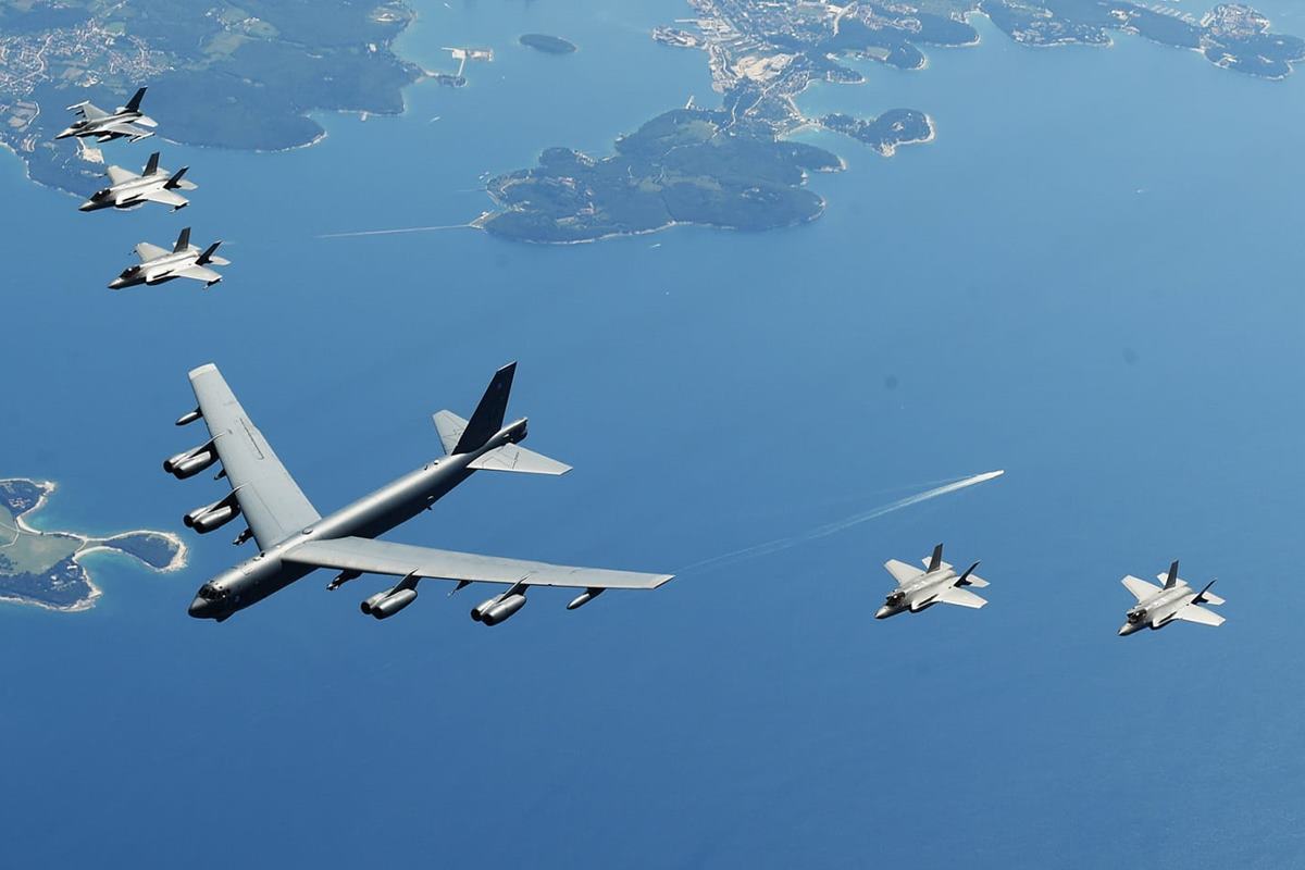 f-22와 편대비행하는 b-52.jpg