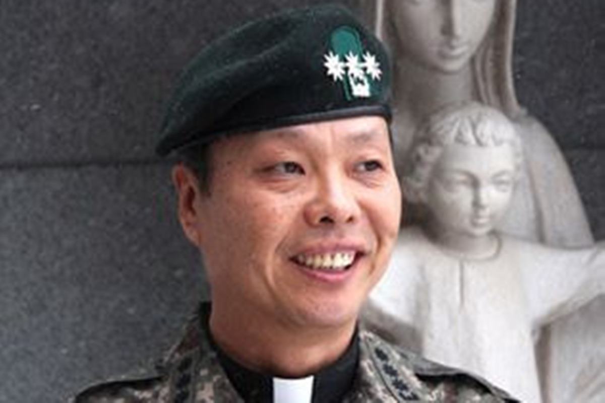 자발적으로 군생활을 4번 했다는 서상범 티토 주교 겸 대령.jpg