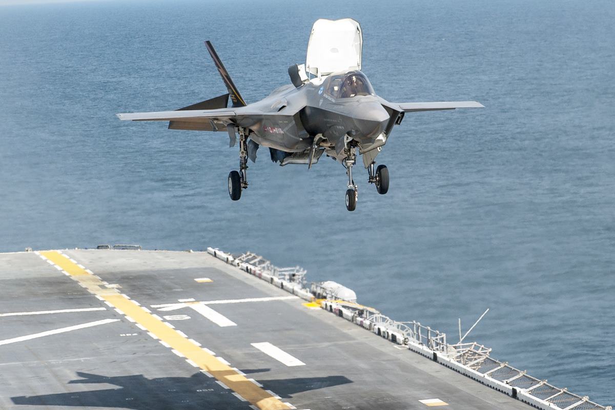 착륙 중인 F-35 미 해군.jpg