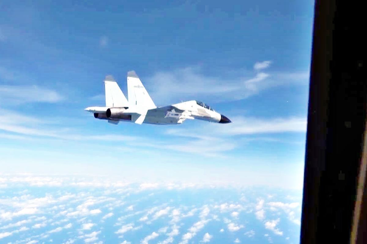 리벳 조인트를 위협하는 중국 전투기 중앙일보.jpg